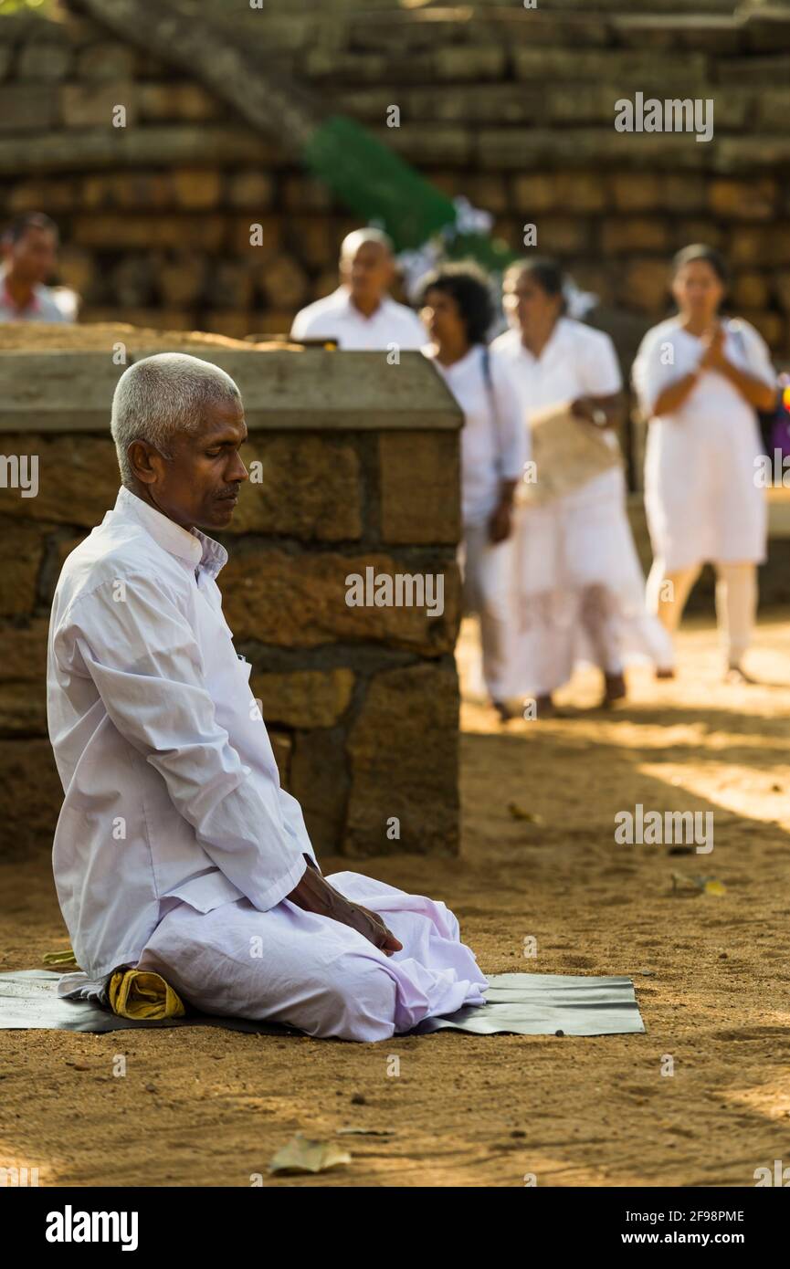Sri Lanka, Anuradhapura, Sri Maha Bodhi Dagoba templo, creyente, meditar, Foto de stock