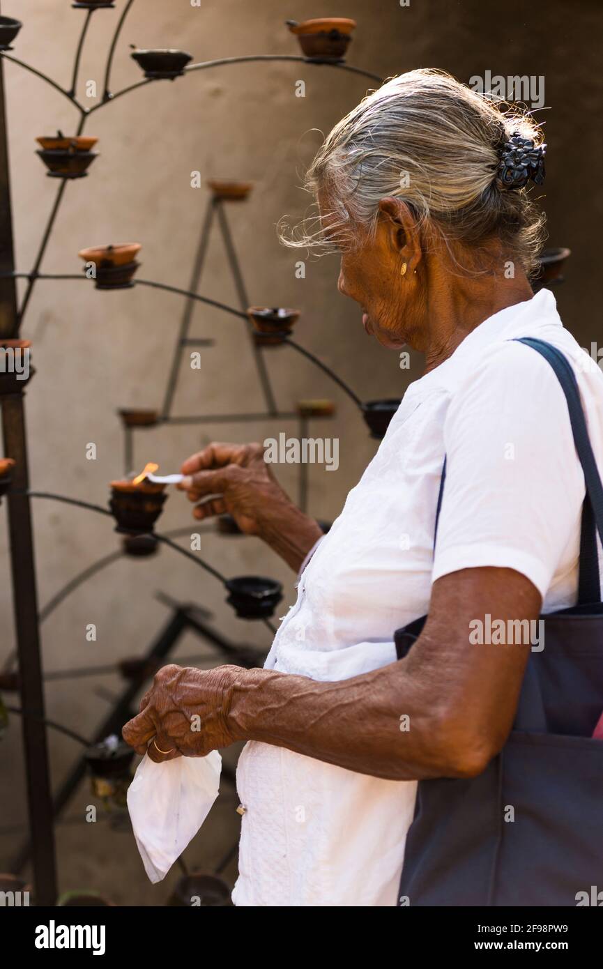 Sri Lanka, Kataragama, templo Kataragama, ciudadano mayor, velas de sacrificio, Foto de stock