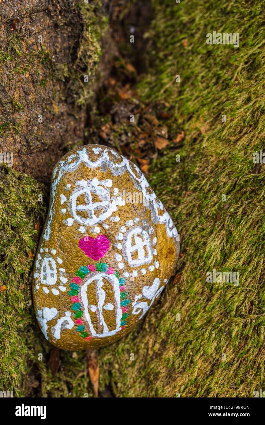 Piedra pintada con mensajes felices, piedra de aliento Foto de stock