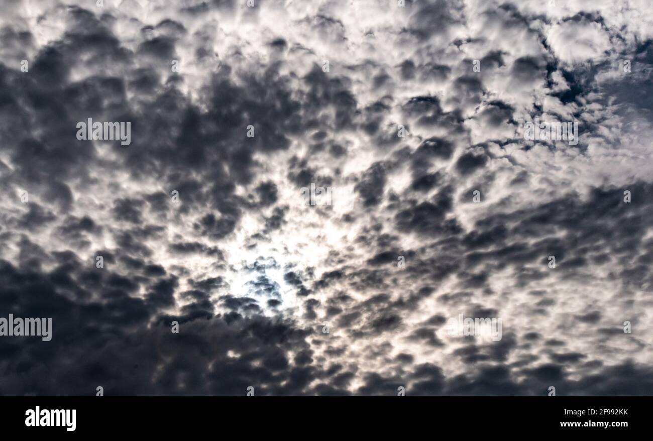 Nubes dramáticas en el cielo - perfecto para reemplazar el cielo - FRANKFORT, KENTUCKY - Foto de stock