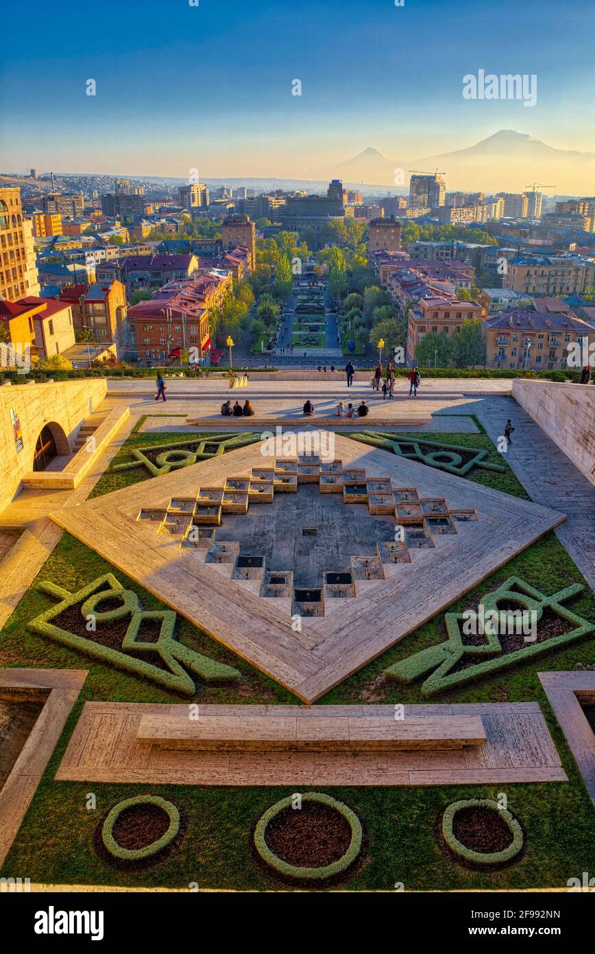 El Monumento Cascade es el corazón de Ereván. Es donde los jóvenes se reúnen para tomar bebidas, es donde se celebran todos los conciertos al aire libre, es más que eso Foto de stock