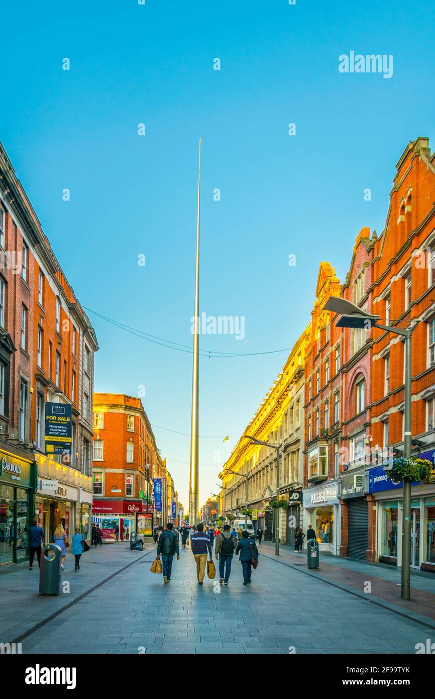 DUBLÍN, IRLANDA, 9 DE MAYO de 2017: La gente está paseando por la calle  henry hacia el monumento de la aguja en el centro de Dublín, Irlanda  Fotografía de stock - Alamy