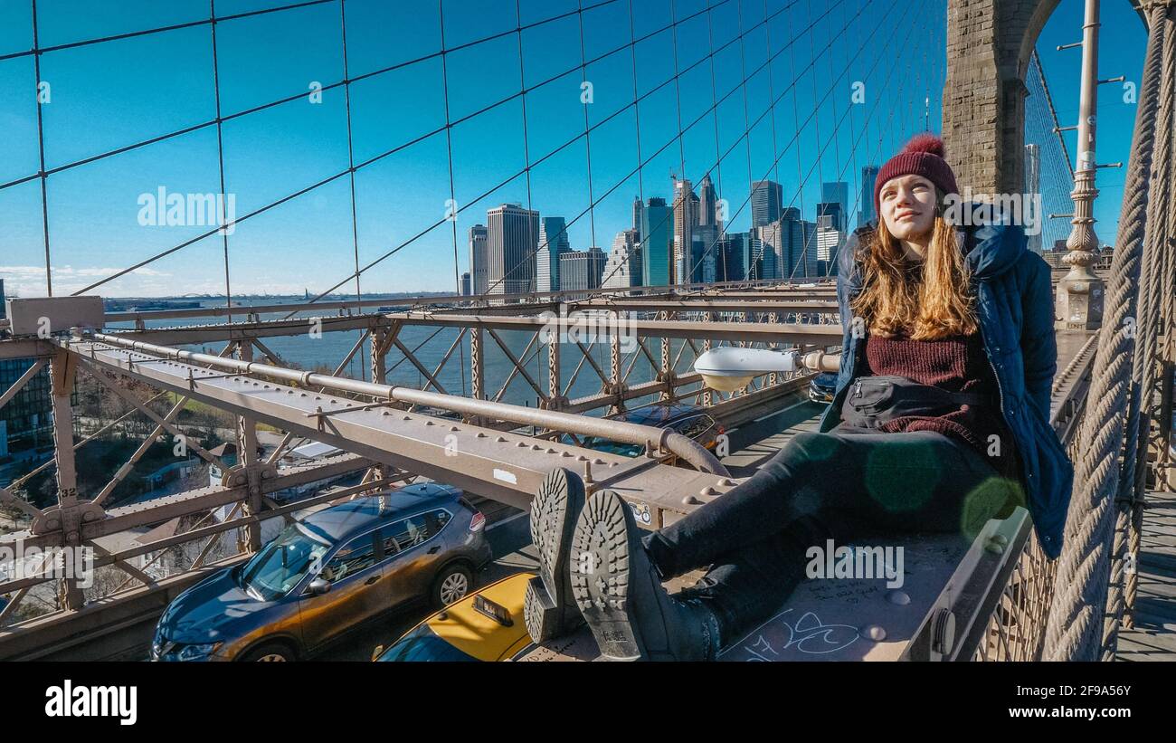 retrasar idioma animal Joven hermosa mujer en el Puente de Brooklyn Nueva York disfruta de un  maravilloso día soleado - fotografía de viajes Fotografía de stock - Alamy