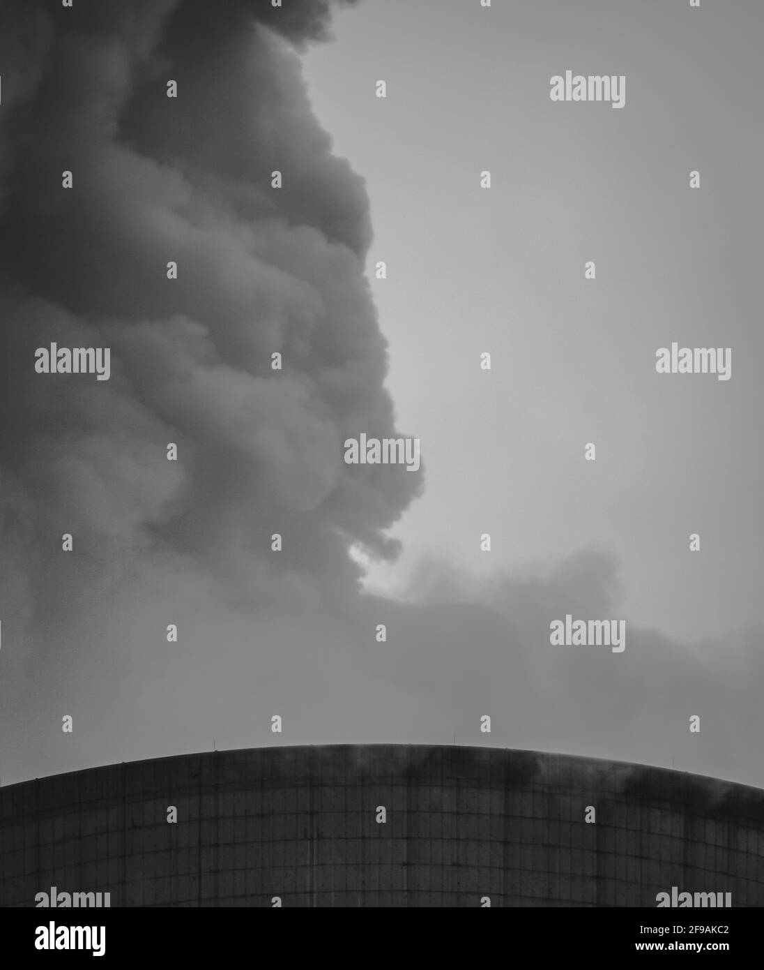 Vista de cerca de la central de carbón con chimenea y enorme humo Foto de stock
