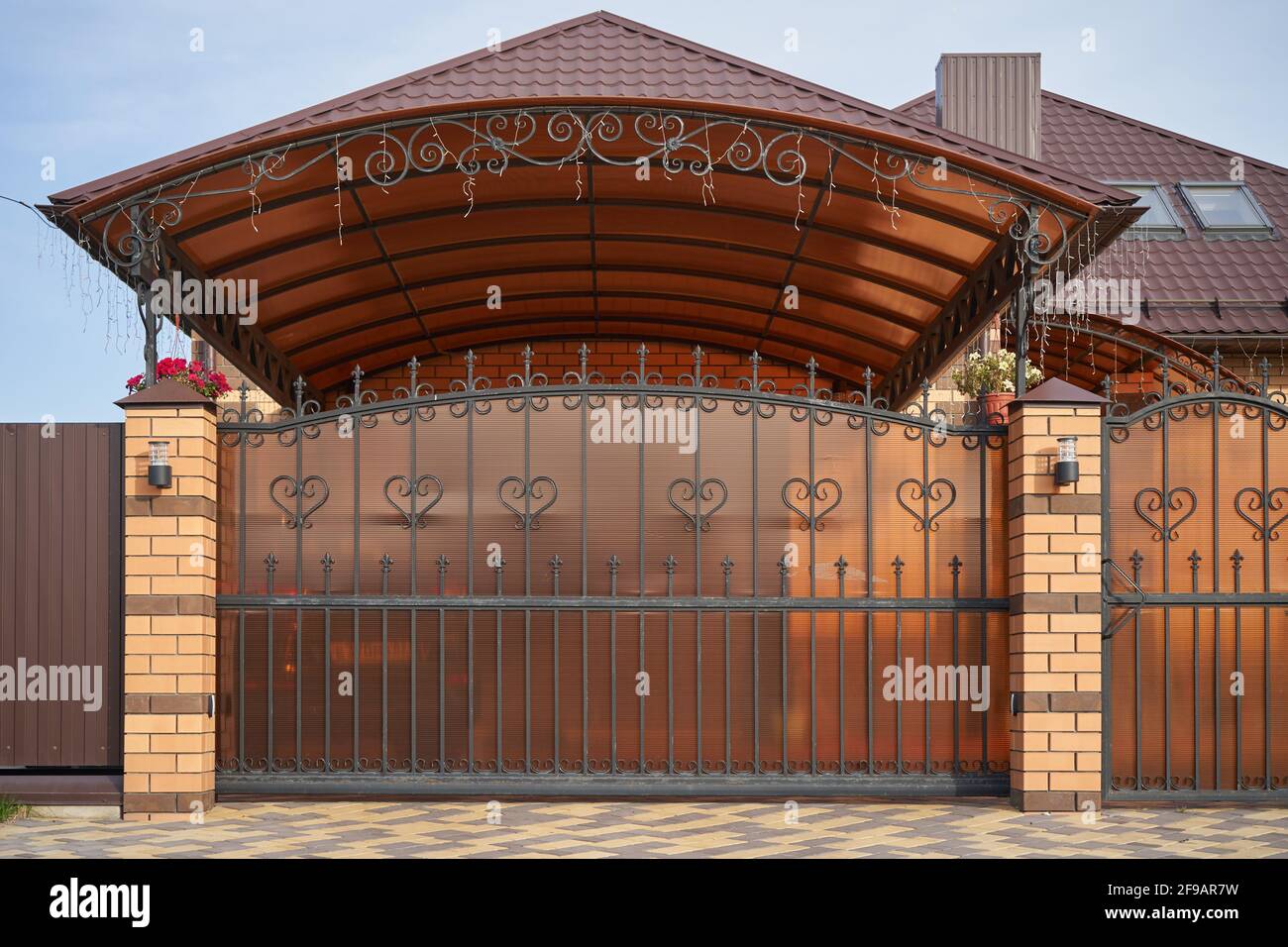 Puertas correderas automáticas de color marrón para la entrada debajo de una carrocería Foto de stock