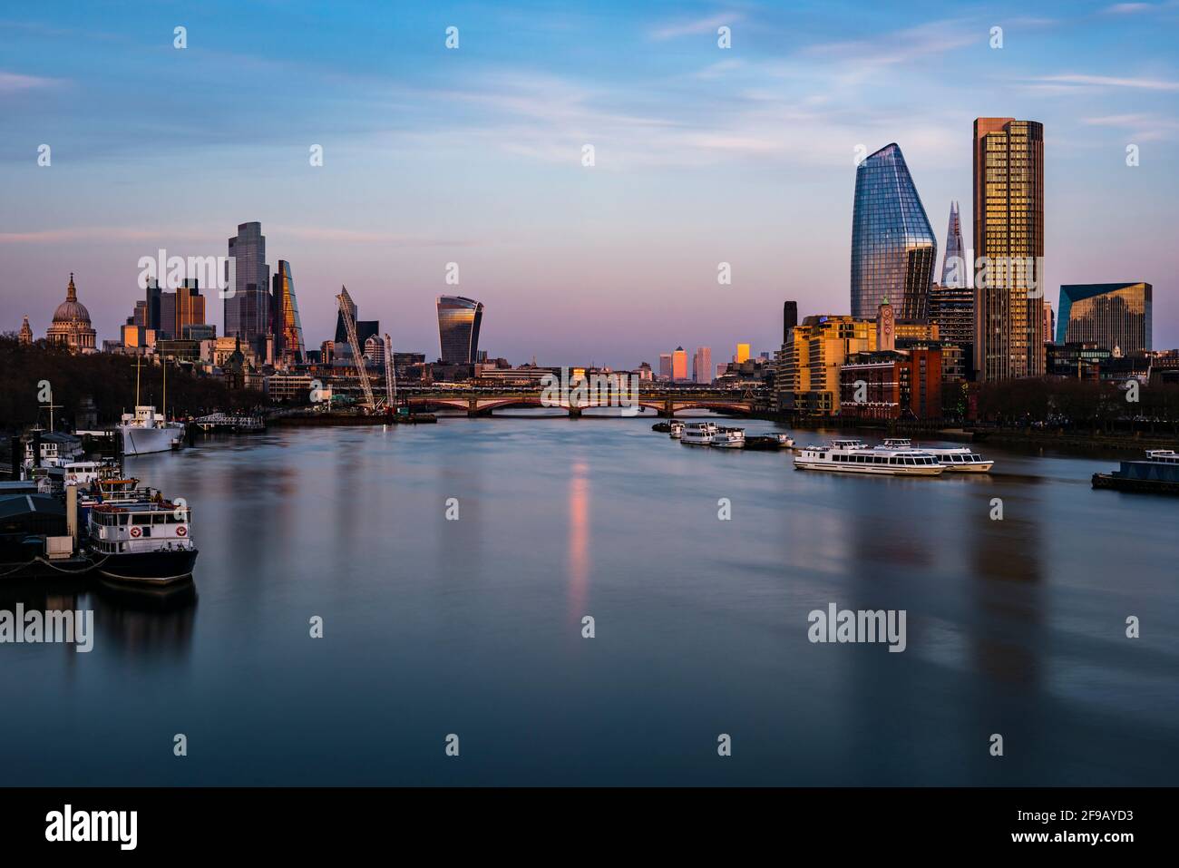 Los últimos embestidos de la puesta de sol sobre los Docklands de Londres y la ciudad de Londres desde Waterloo Bridge, Londres, Reino Unido Foto de stock