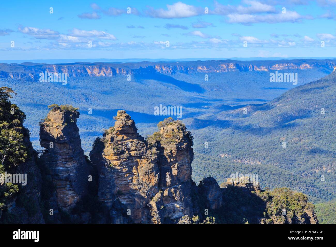 La famosa formación rocosa 'Tres Hermanas' en el Parque Nacional de las Montañas Azules, Nueva Gales del Sur, Australia, con vistas al valle de Jamison Foto de stock