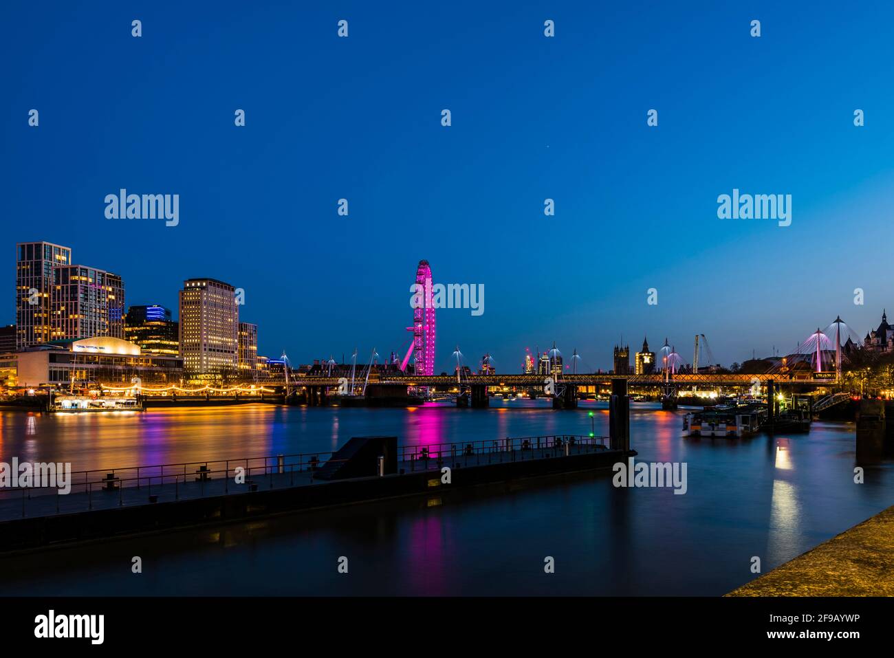 Luces en los puentes Hungerford y Golden Jubilee al atardecer, Londres, Reino Unido Foto de stock