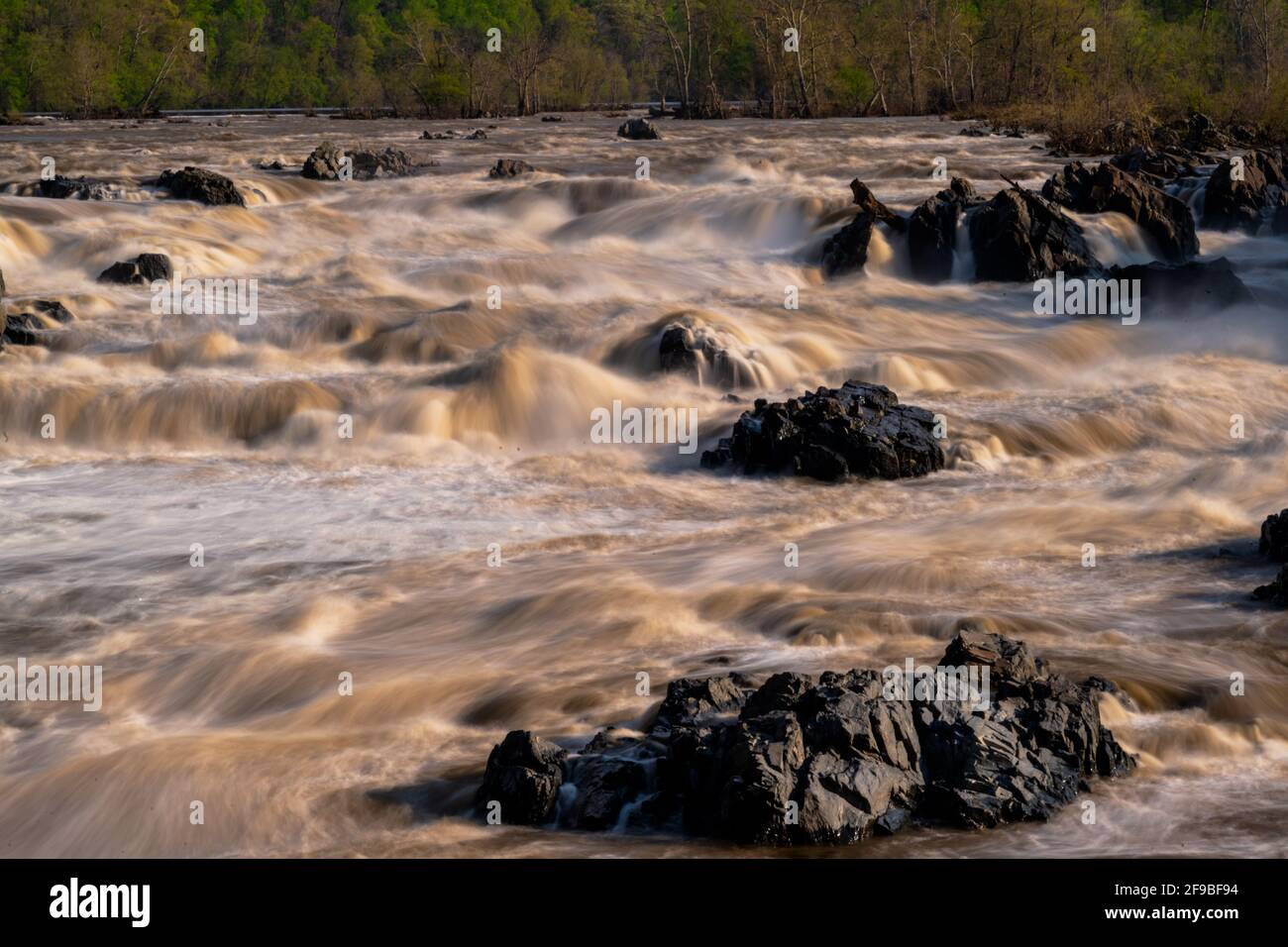 Un teleobjetivo de larga exposición de las aguas del río Potomac que se dirige hacia las Great Falls en McLean Virginia. Foto de stock