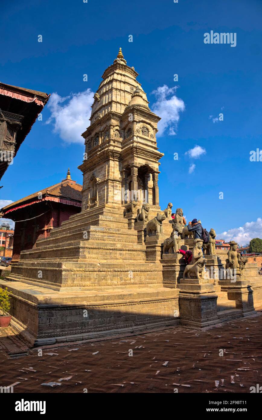 El Templo Siddhi Lakshmi está situado justo al lado del palacio Windows 55 en la plaza Bhaktapur Durbar. El templo tiene una escalera vigilada por un macho y fe Foto de stock