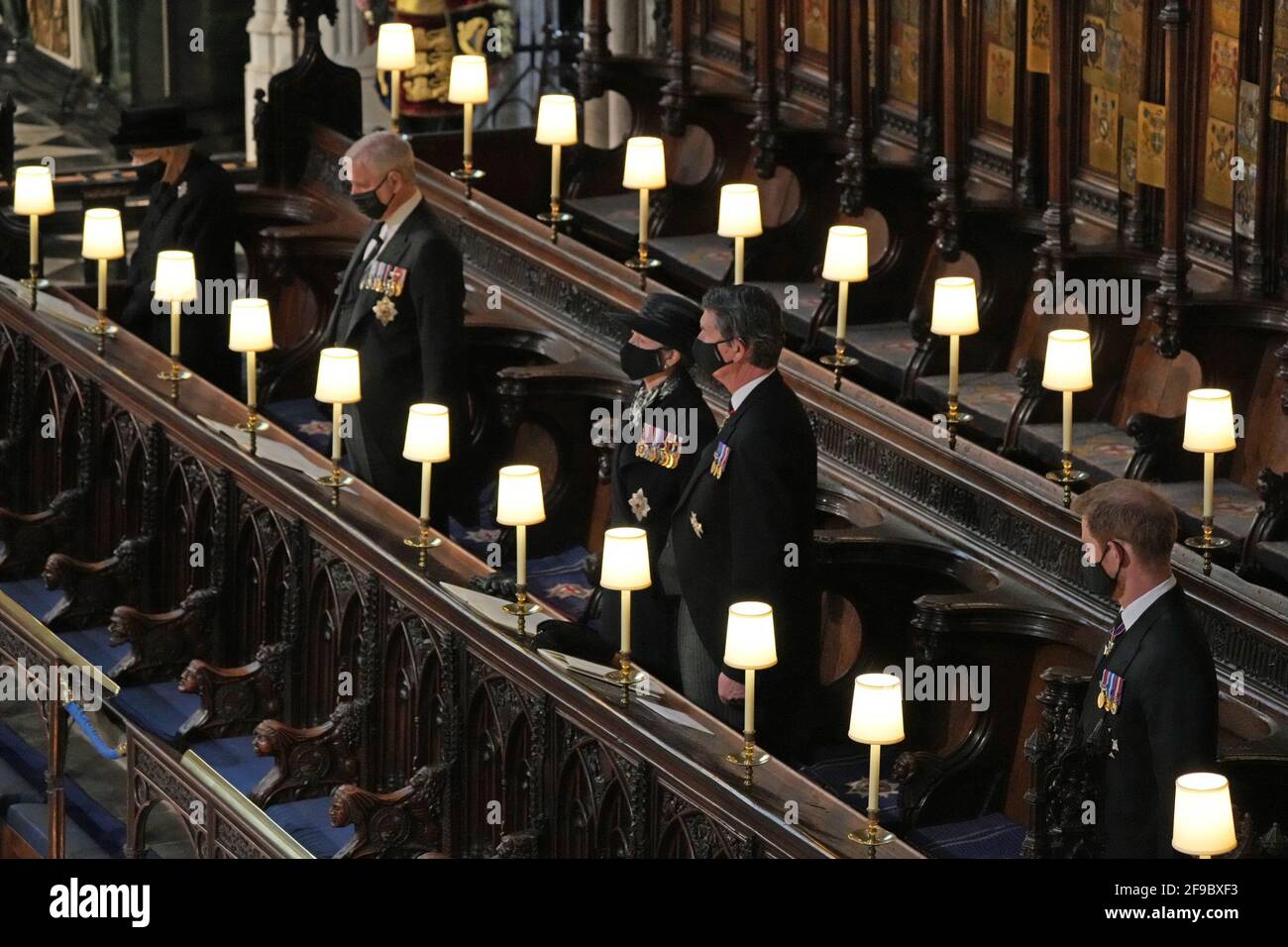 (De izquierda a derecha) Reina Isabel II , el Duque de York, la Princesa Real, el Vice Almirante Sir Timothy Laurence y el Duque de Sussex durante el funeral del Duque de Edimburgo en la Capilla de San Jorge, Castillo de Windsor, Berkshire. Fecha de la foto: Sábado 17 de abril de 2021. Foto de stock