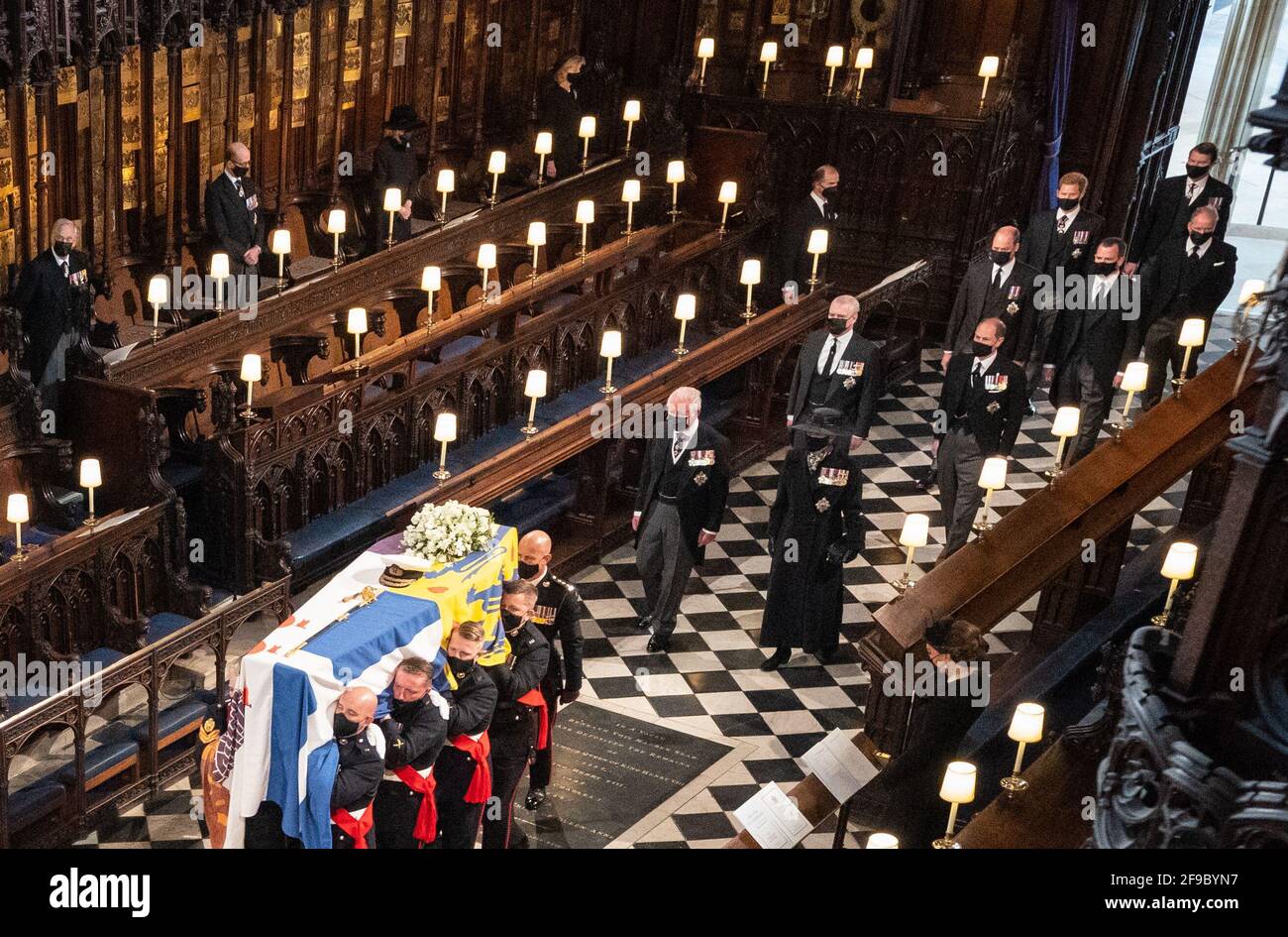 Los pallbearers llevan el ataúd del Duque de Edimburgo durante su funeral en la Capilla de San Jorge, Castillo de Windsor, Berkshire. Fecha de la foto: Sábado 17 de abril de 2021. Foto de stock
