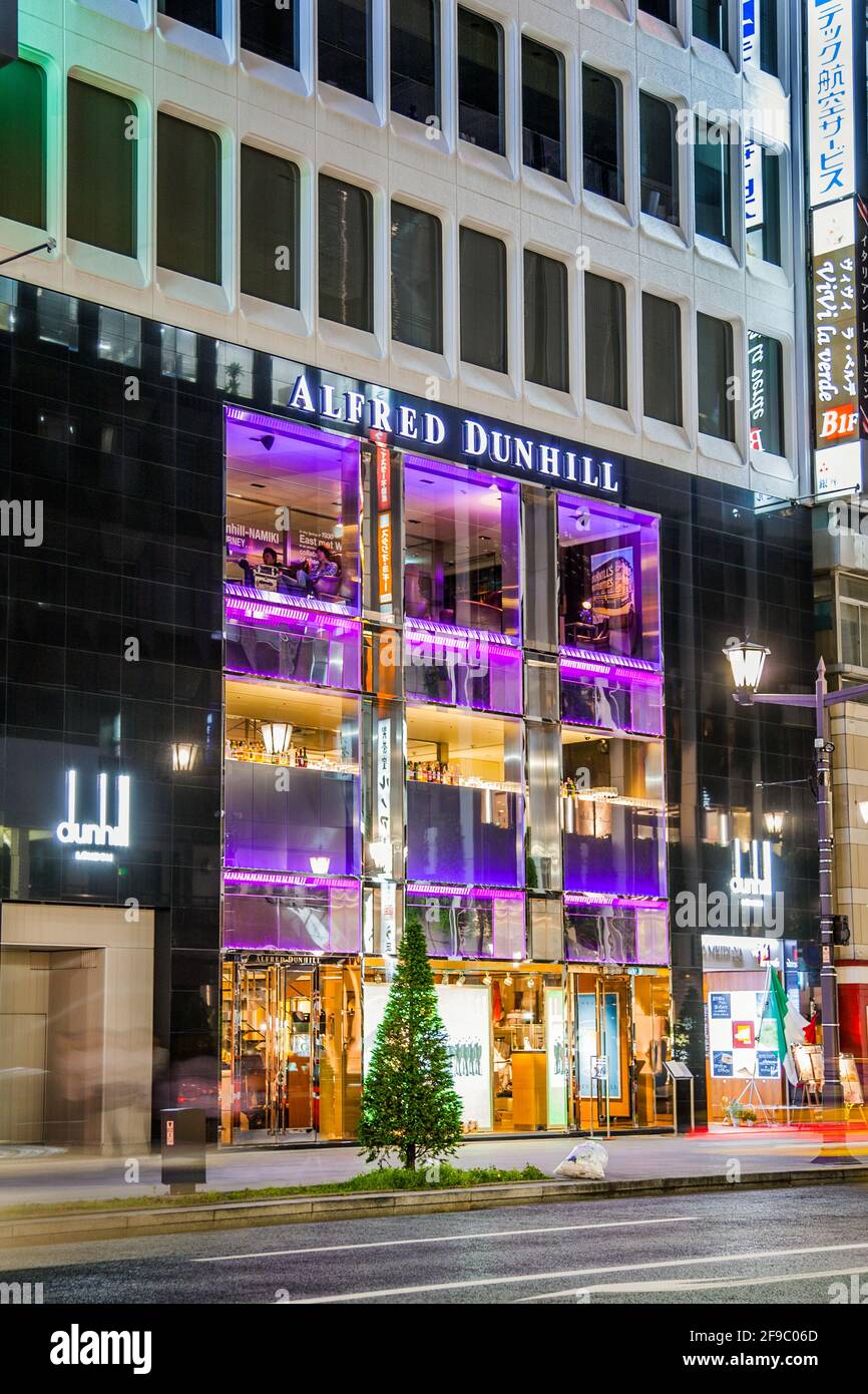 Fachada de la tienda de ropa de hombre Alfred Dunhill en Ginza, Tokio ...