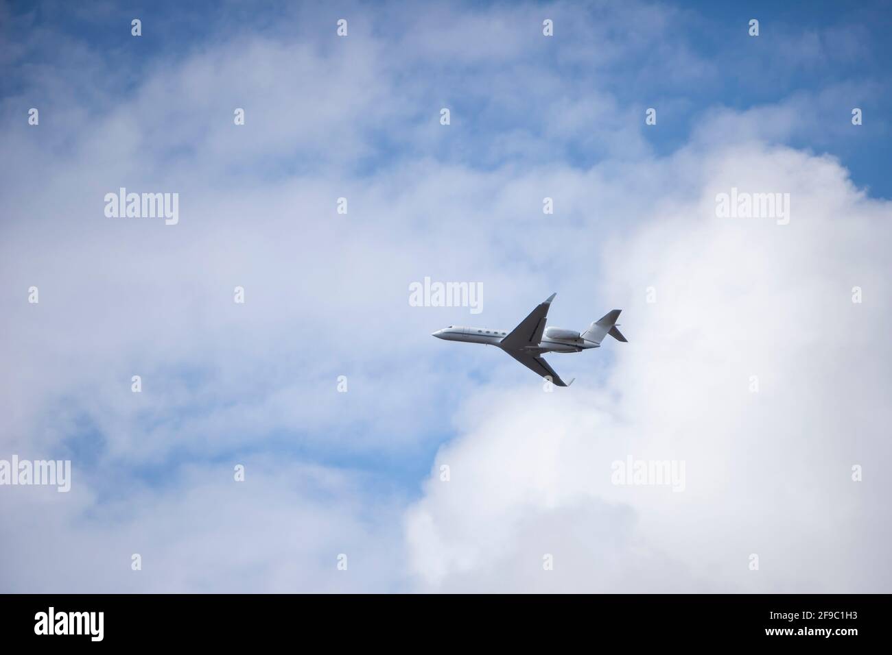 Colonia, NRW, Alemania, 04 12 2021, avión en su camino desde el aeropuerto  de Colonia. Vista desde abajo. Cielo azul como fondo Fotografía de stock -  Alamy