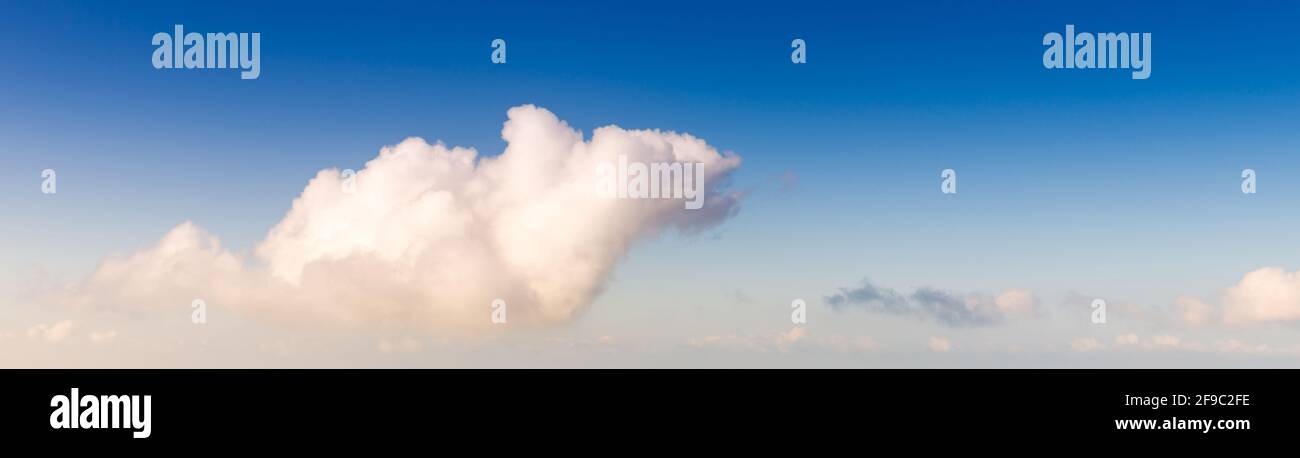 Imponente nube en un cielo azul en el fondo, en Santorini Foto de stock