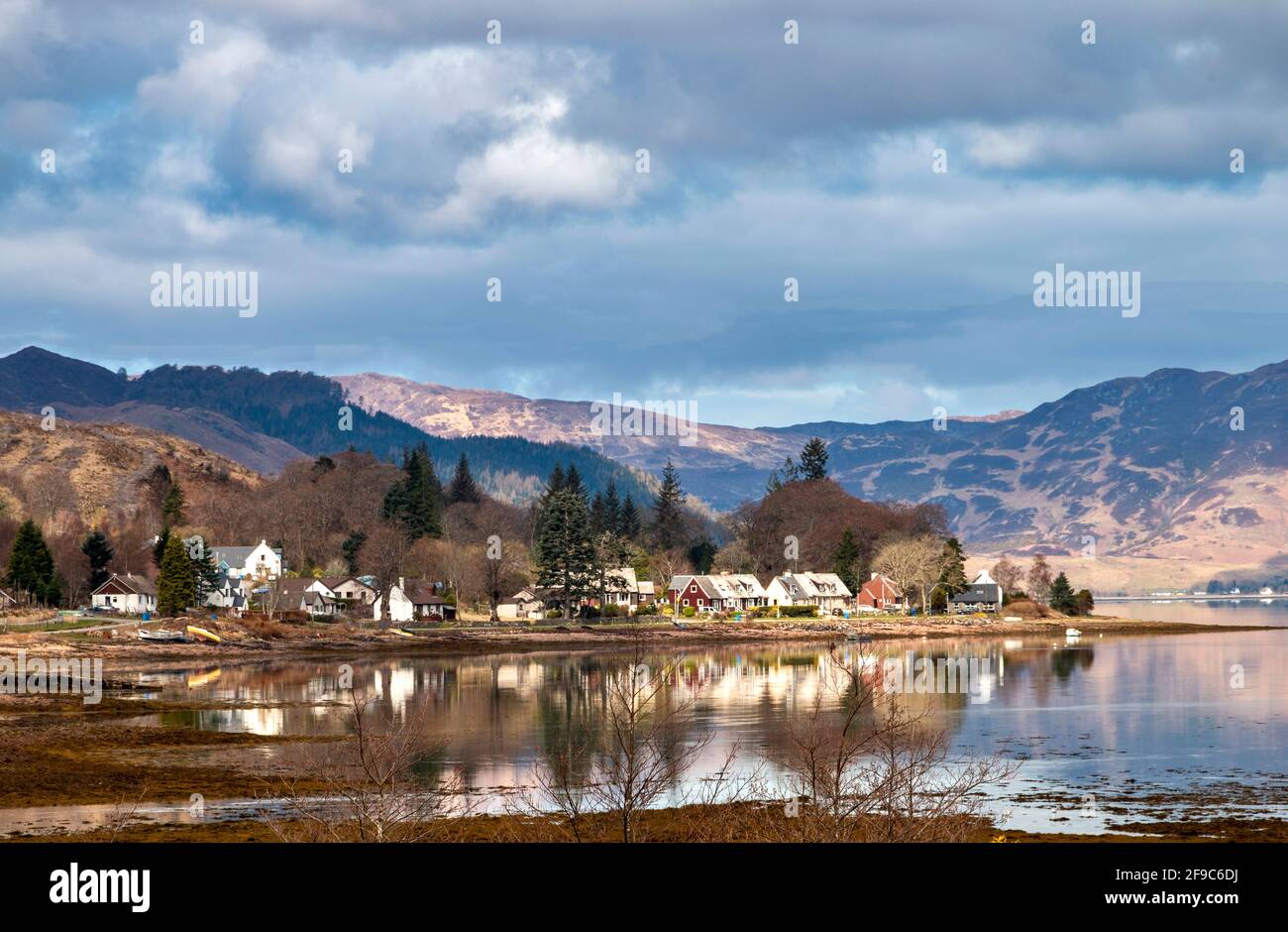 LAGO DUICH KINTAIL COSTA OESTE ESCOCIA LAS CASAS DE RATAGAN PUEBLO Foto de stock