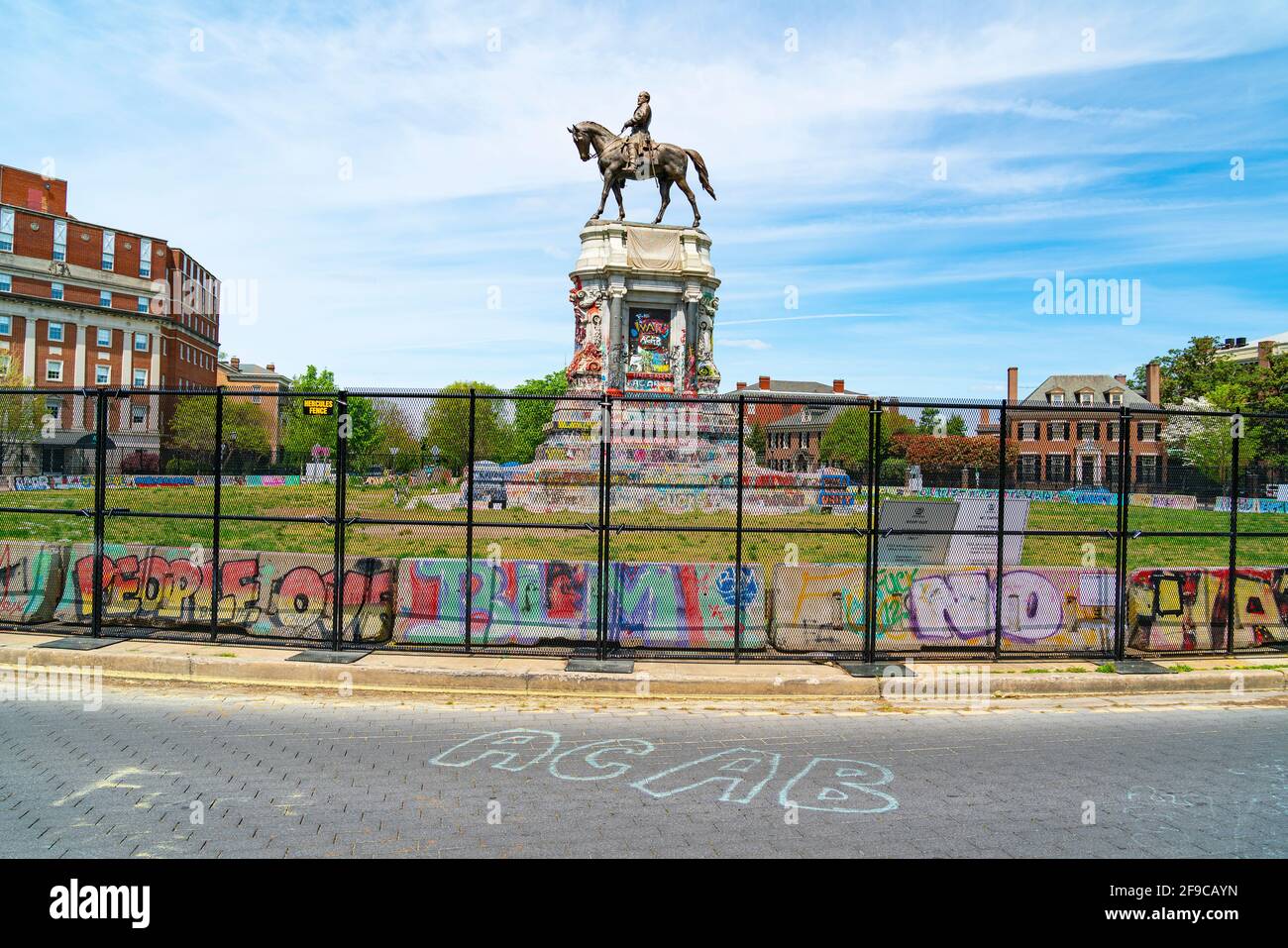 El Monumento a Robert E. Lee en Richmond, Virginia, Estados Unidos cubrió graffiti después de protestas contra los Monumentos Confederados en la ciudad. Foto de stock
