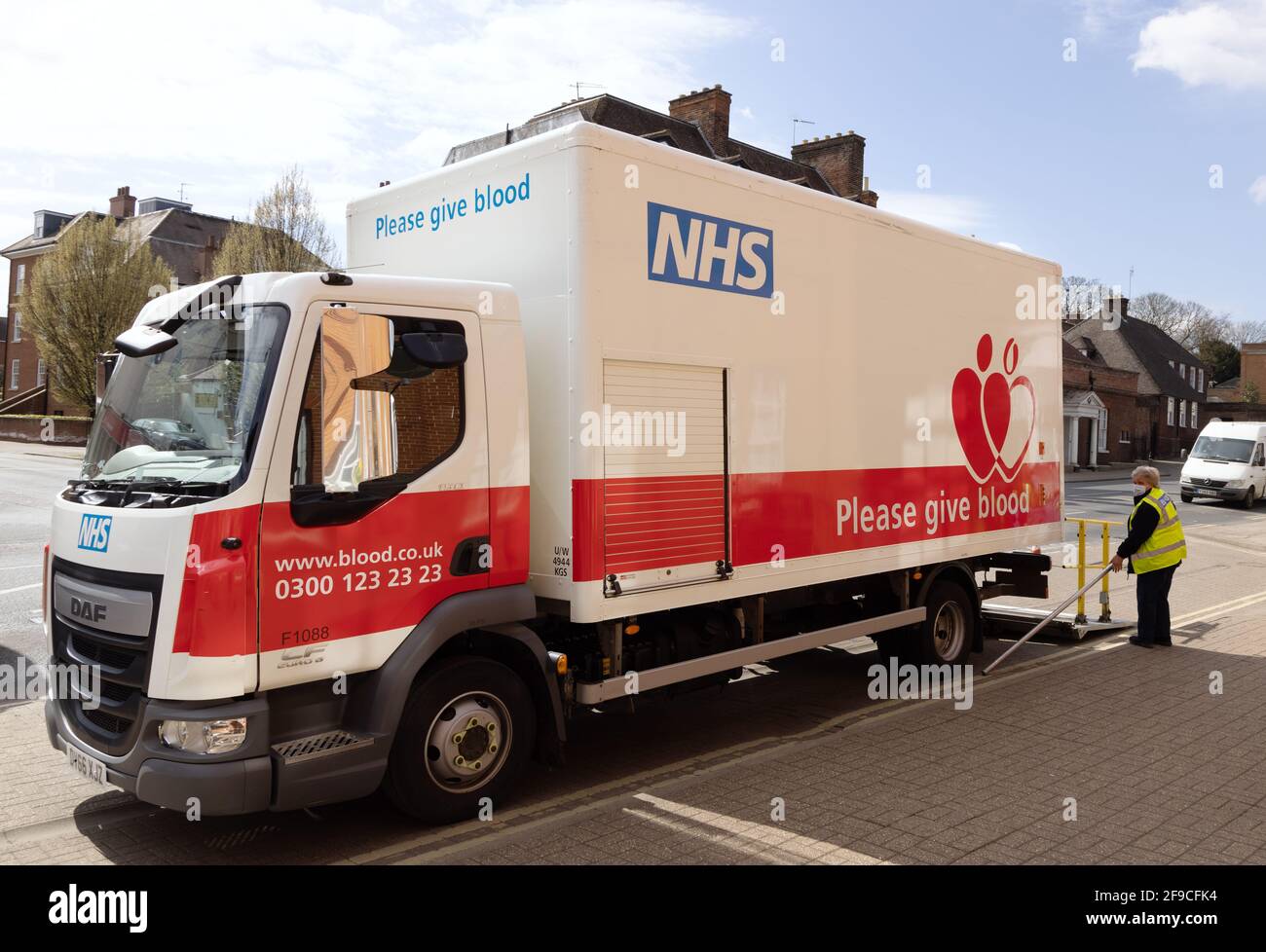 NHS Servicio de transfusión de sangre Reino Unido: Un servicio de transfusión de sangre NHS que establece una sesión de donación de sangre del Servicio Nacional de Salud, Newmarket Suffolk Reino Unido Foto de stock