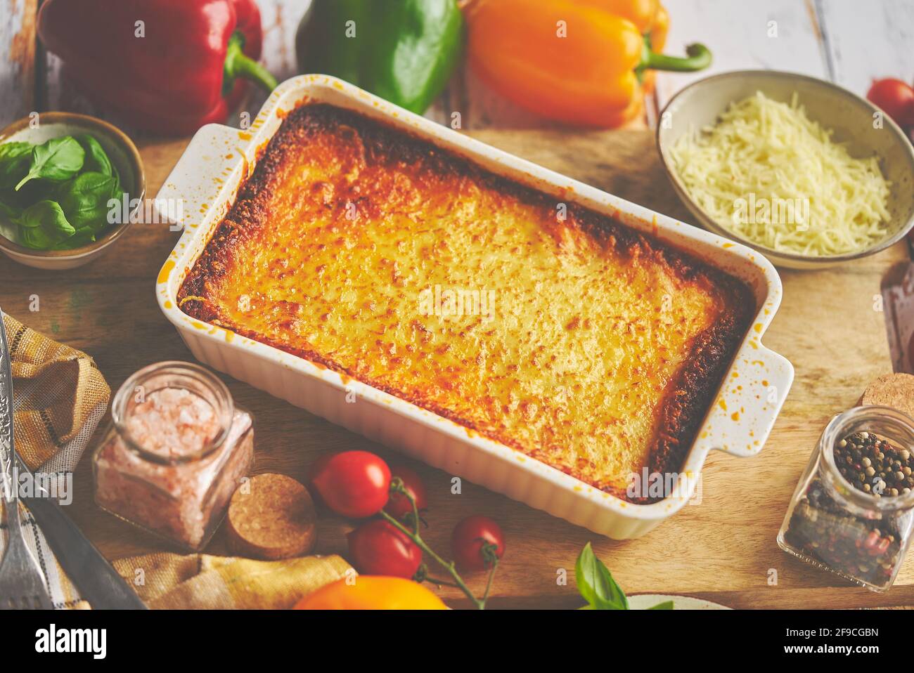 Sabrosa lasaña tradicional italiana con boloñesa, derretida y queso. Servido con ingredientes Foto de stock