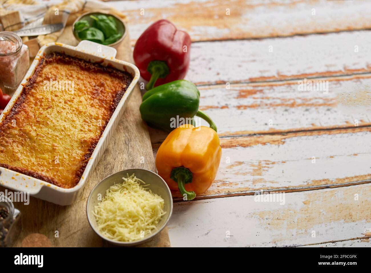 Deliciosa lasaña boloñesa con pimienta, tomate y queso Foto de stock