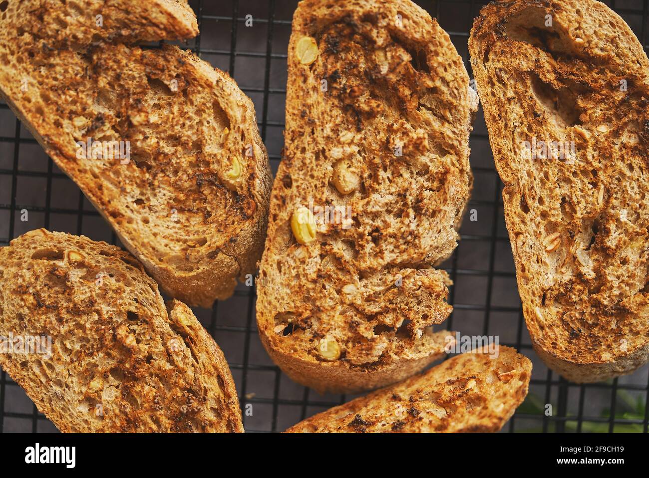 Primer plano de marcor de rodajas de baguette tostadas colocadas en el marco de la parrilla. Vista superior Foto de stock
