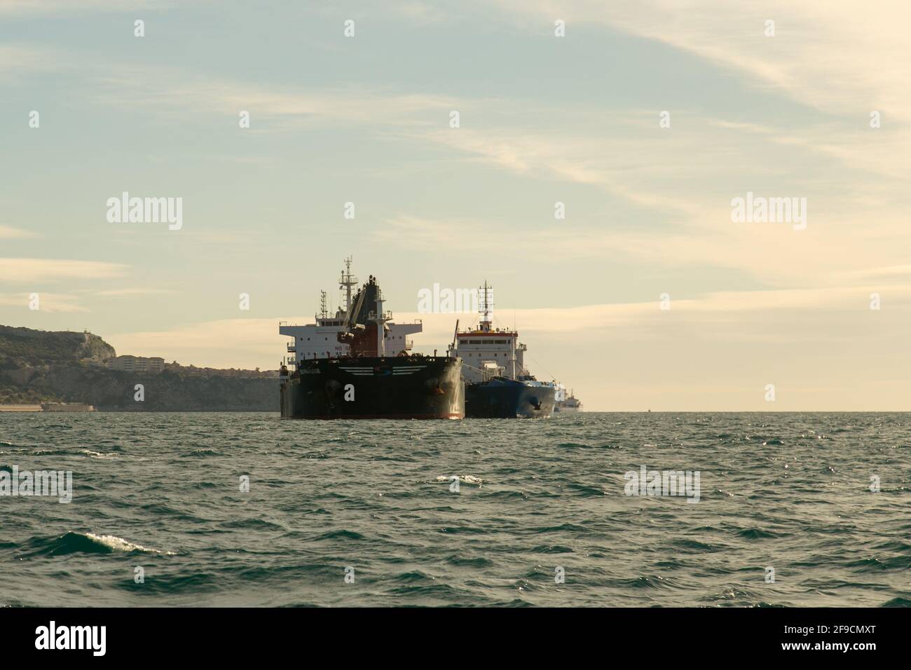 SSI Privilege buque carrier a granel y Hercules 8000 buque petrolero amarrado en Gibraltar Foto de stock
