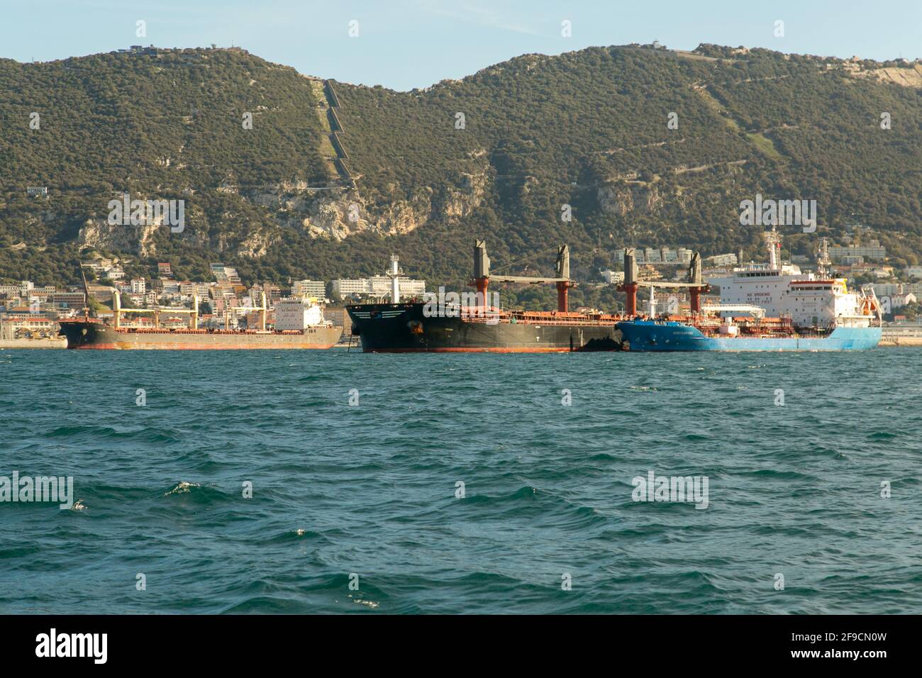 SSI Privilege buque carrier a granel y Hercules 8000 buque petrolero amarrado en Gibraltar Foto de stock