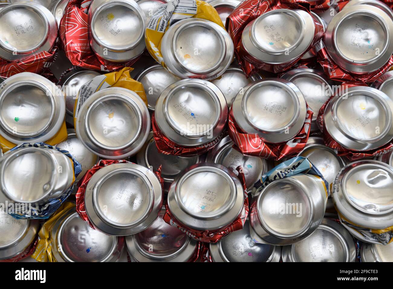 Vista inferior de latas de aluminio trituradas para cerveza y sidra bebidas listas para su reciclaje Foto de stock