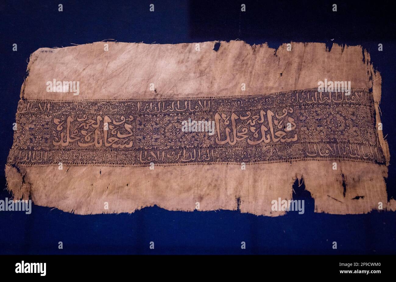 Fragmento textil de lino bordado Ayyubid, Museo Nacional de la Civilización Egipcia, El Cairo, Egipto Foto de stock