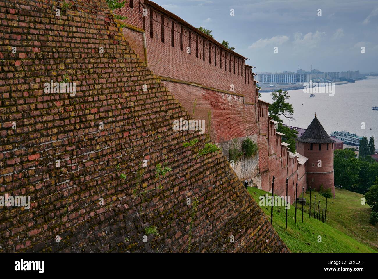 Vista del kremlin de ladrillo del siglo 16th, que forma las murallas de la ciudad del centro histórico de Nizhny Novgorod, y que fue renovado en el siglo 20th Foto de stock