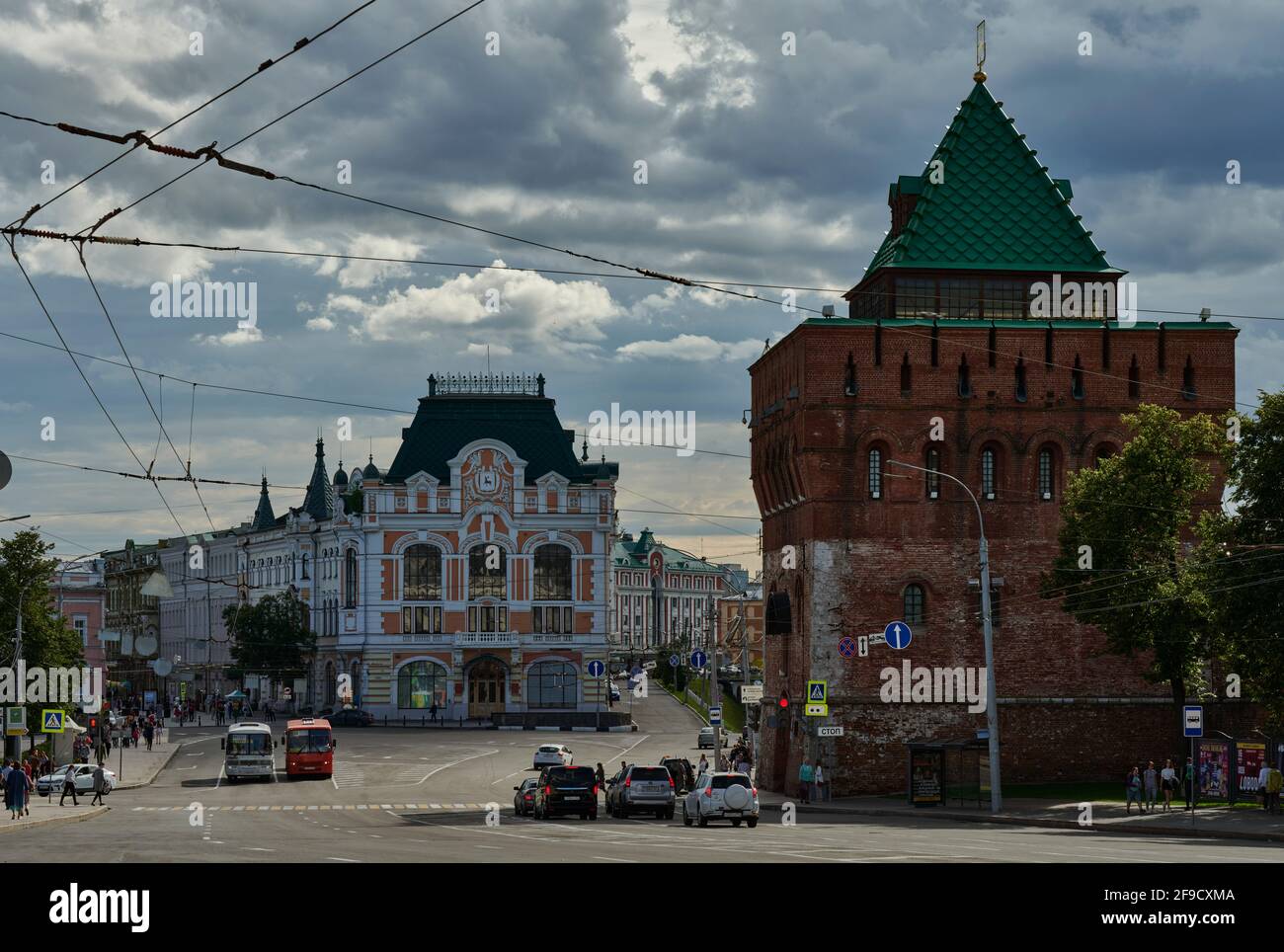 Vista del kremlin de ladrillo del siglo 16th, que forma las murallas de la ciudad del centro histórico de Nizhny Novgorod, y que fue renovado en el siglo 20th Foto de stock