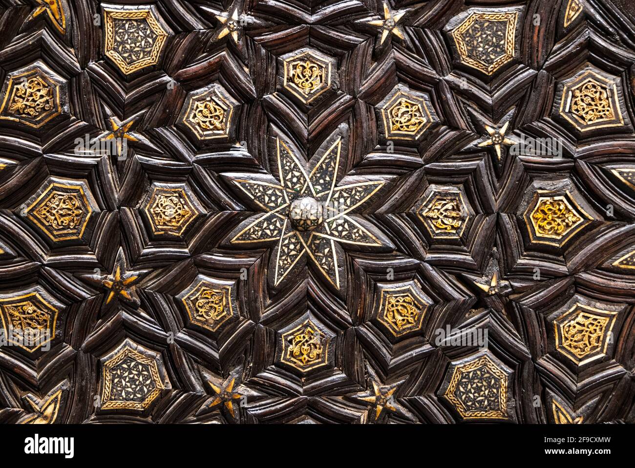 Detalle, minbar Mamluk del siglo 15th, complejo de Abu Bakr ibn Muzhir, El Cairo, Egipto, ahora en el Museo Nacional de la Civilización Egipcia, Fustat, El Cairo Foto de stock