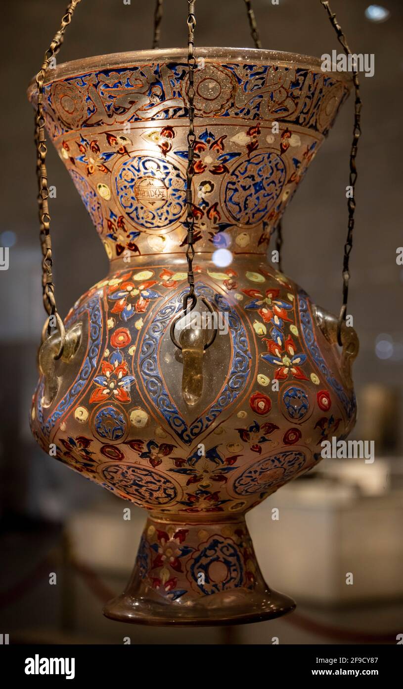 Lámpara de mezquita de cristal Mamluk, Museo de la Civilización Egipcia, El Cairo, Egipto Foto de stock