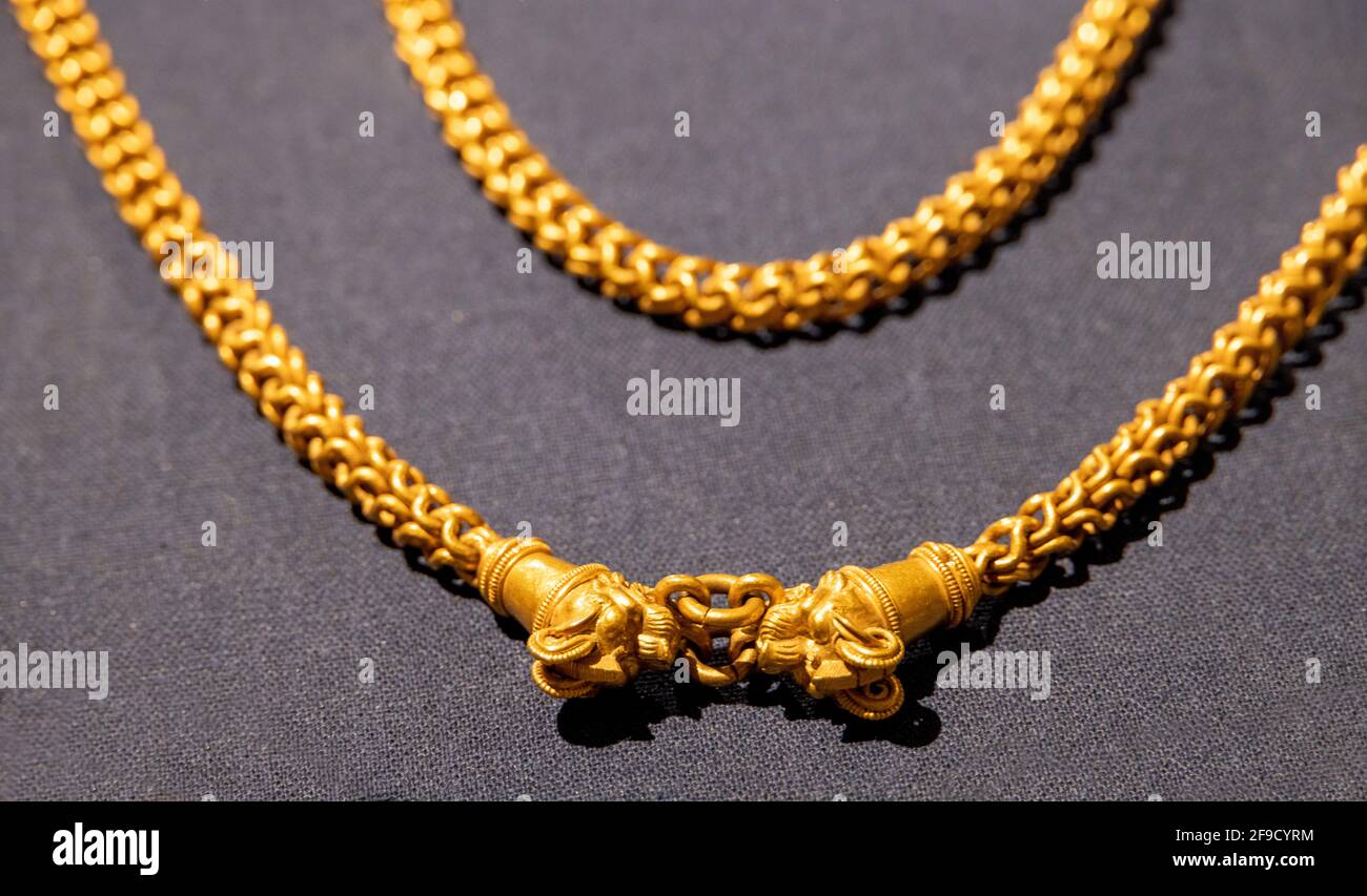 Pulseras de oro, el Tesoro Douche (Dush), Museo Nacional de la Civilización  Egipcia, El Cairo, Egipto Fotografía de stock - Alamy