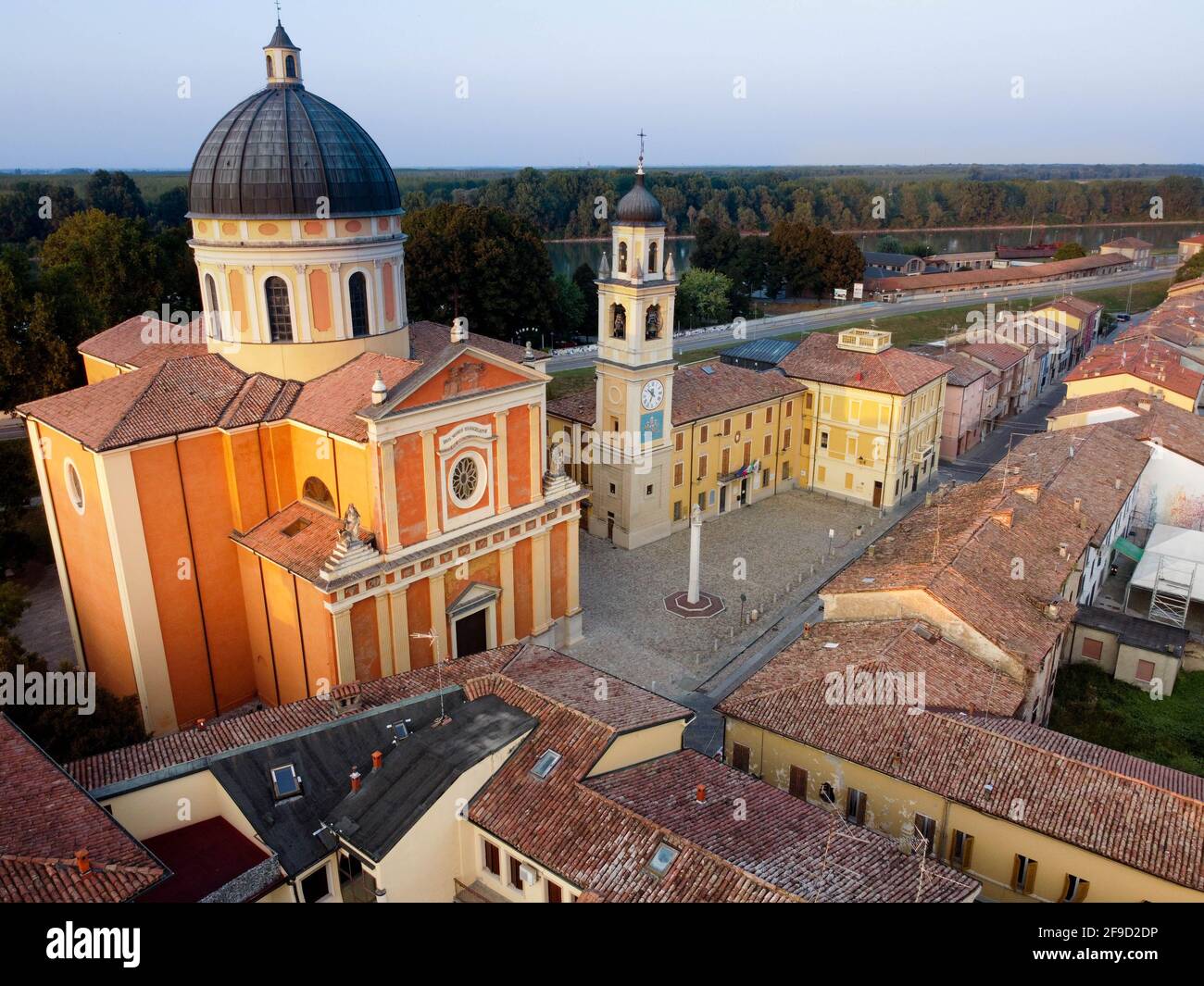 Vista aérea de la catedral de Boretto , Emilia Romagna. Italia Foto de stock