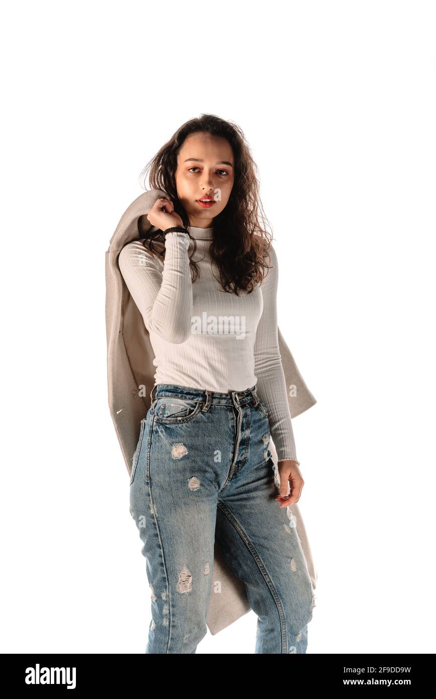 Foto de cuerpo de estudio de un modelo femenino de moda posando en ropa  moderna Fotografía de stock - Alamy