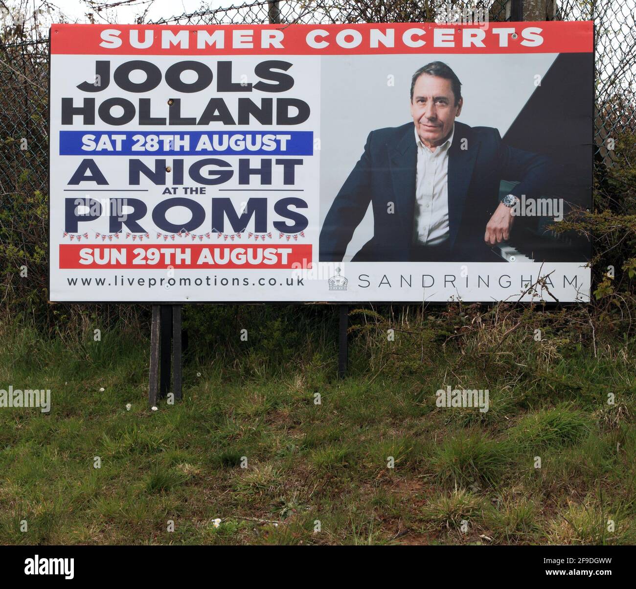 Jools Holland, concierto de verano de 2021, carretera, publicidad, cartel, North Norfolk, Inglaterra Foto de stock
