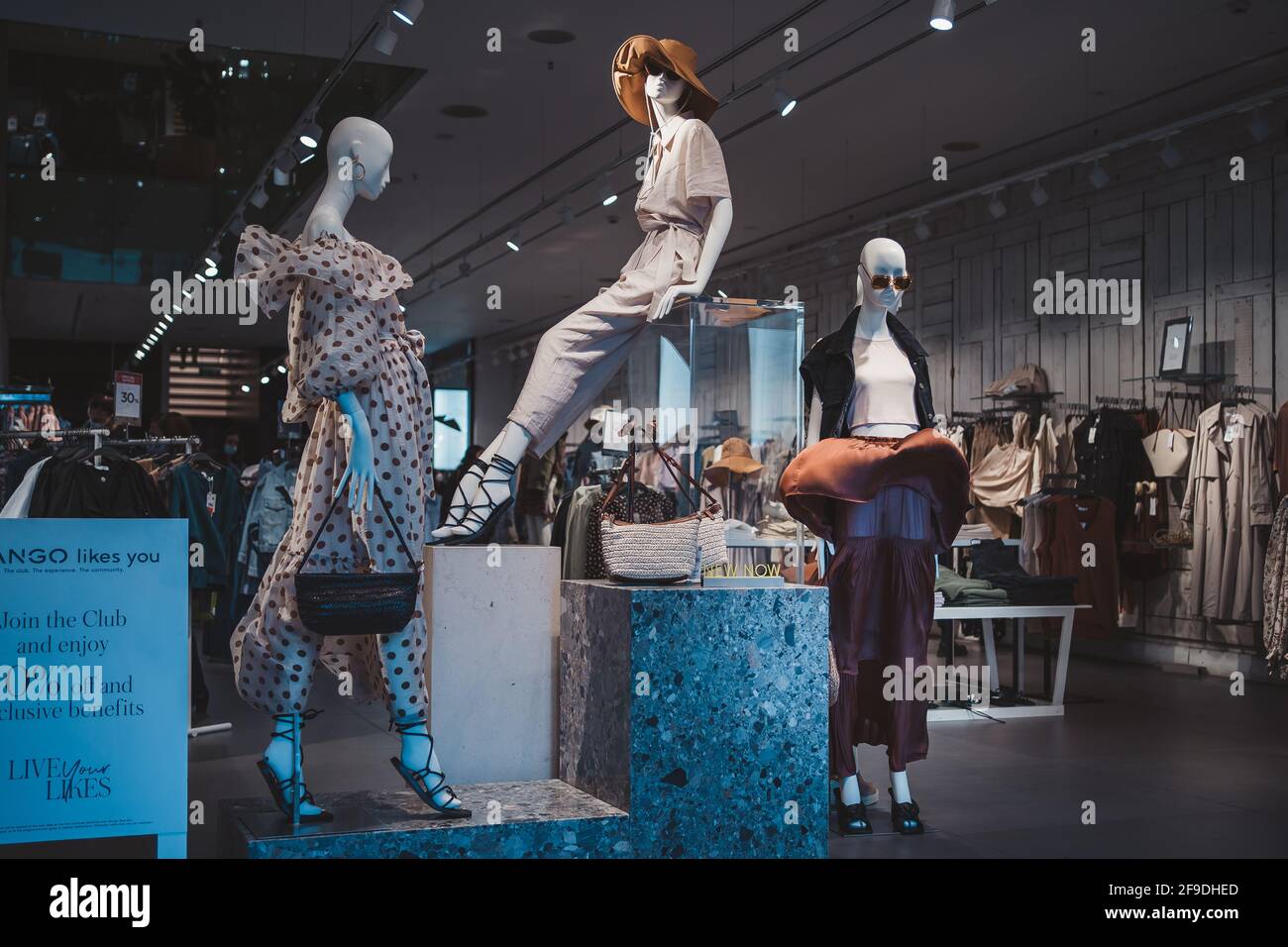 Soho, London | UK - 2021.04.16: Ropa de moda Zara para mujer en el maniquí  en la tienda Zara. Concepto de compras Fotografía de stock - Alamy