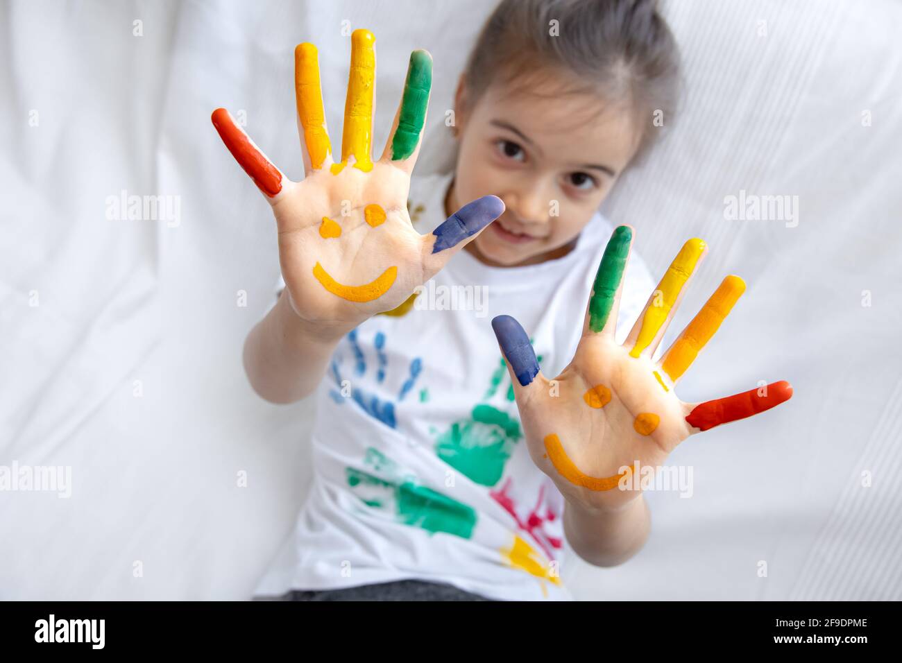 Pintó sonrisas en las palmas de una niña. Divertidos dibujos brillantes en  las palmas de los niños Fotografía de stock - Alamy