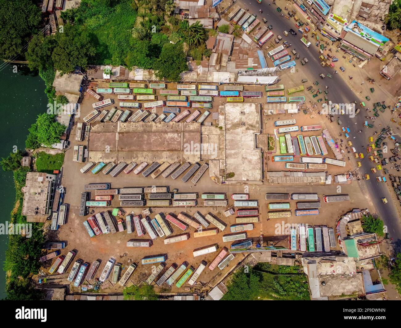 Barisal, Bangladesh. 17th de Abr de 2021. Una vista aérea de la terminal de autobuses de Natullahbad en Barisal mientras los autobuses permanecen estacionados durante un estricto cierre impuesto por las autoridades de Bangladesh para combatir la propagación del coronavirus Covid-19 en Barisal. (Foto de Mustasinur Rahman Alvi/Pacific Press) Crédito: Pacific Press Media Production Corp./Alamy Live News Foto de stock