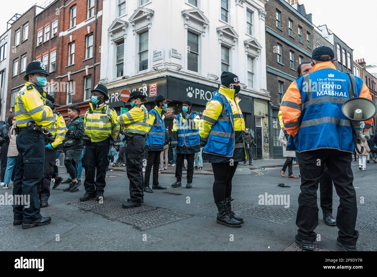 Los mariscales y la policía de Covid-19 estacionados en Soho, Londres, para observar a las multitudes reuniéndose cuando los bares y restaurantes abren para comer al aire libre después de las restricciones de cierre de COVID. (Foto de Belinda Jiao / SOPA Images/Sipa USA) Foto de stock