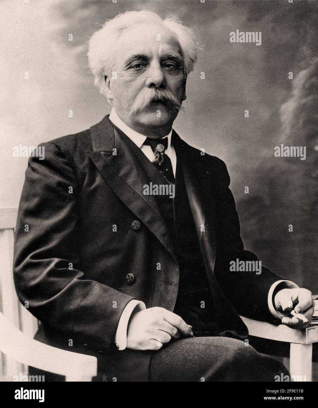 Retrato de Gabriel Faure alrededor de 1907 - compositor, organista, pianista y profesor francés. Foto de stock