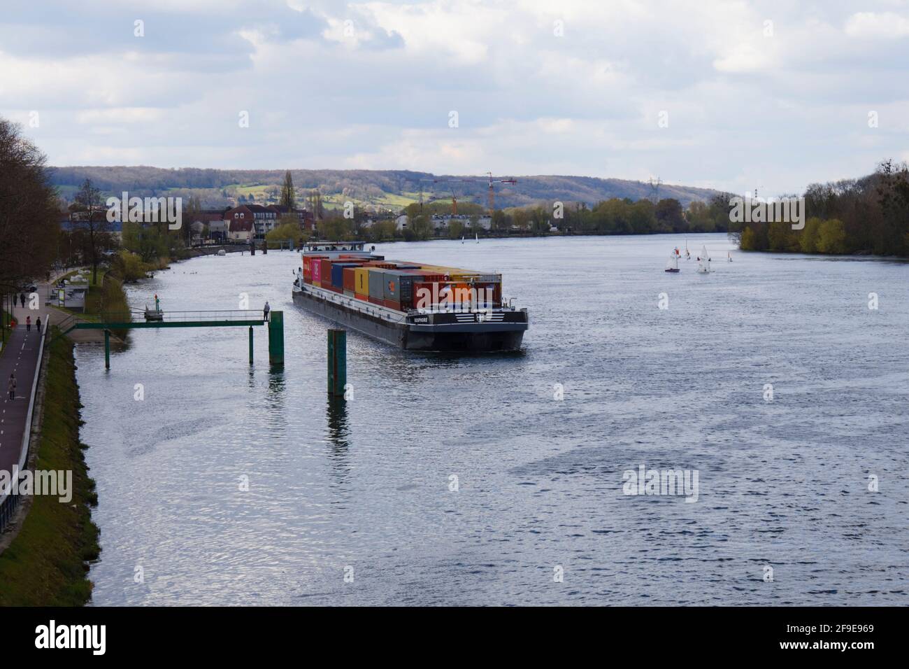 Barcaza de carga que transporta contenedores en el río Sena en Vernon, Normandía, Francia Foto de stock