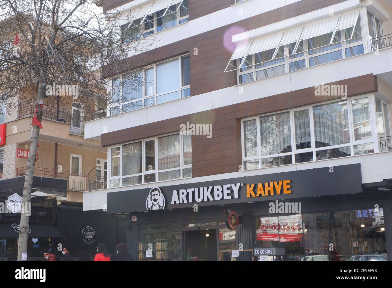Tienda de una marca local turca de café y fruta seca; 'Artukbey Kahve' en Bacelievler Cankaya Ankara Foto de stock