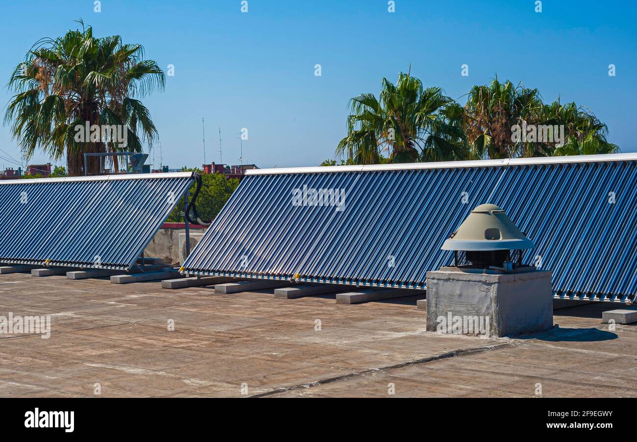 Células solares de vacío para el sistema de calefacción de agua en el techo de la piscina Foto de stock
