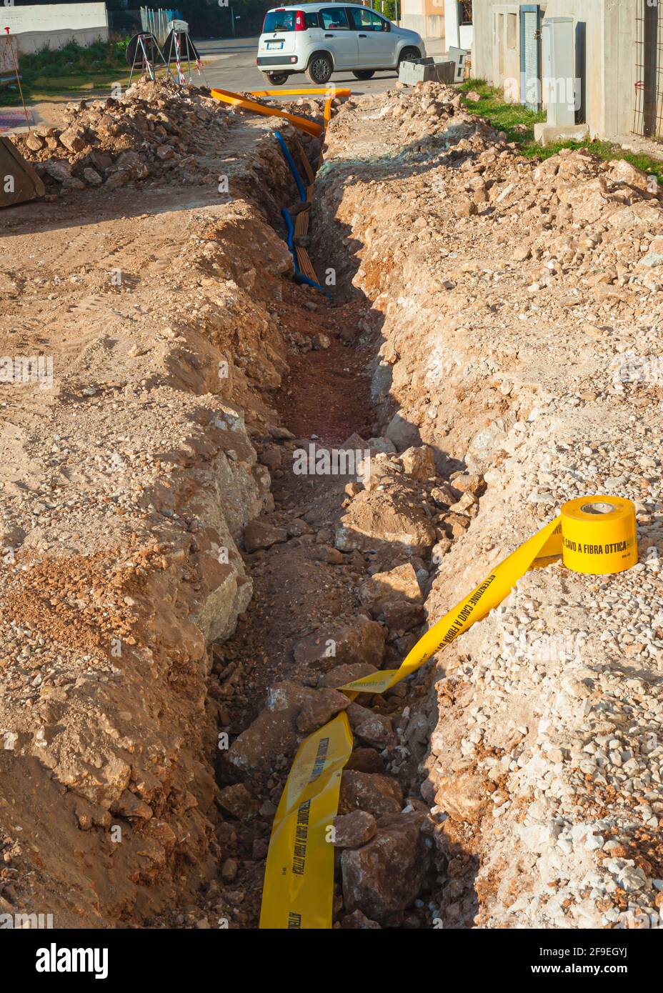 Tubería de plástico amarilla para cable de fibra óptica de protección y. enterrados bajo tierra Foto de stock