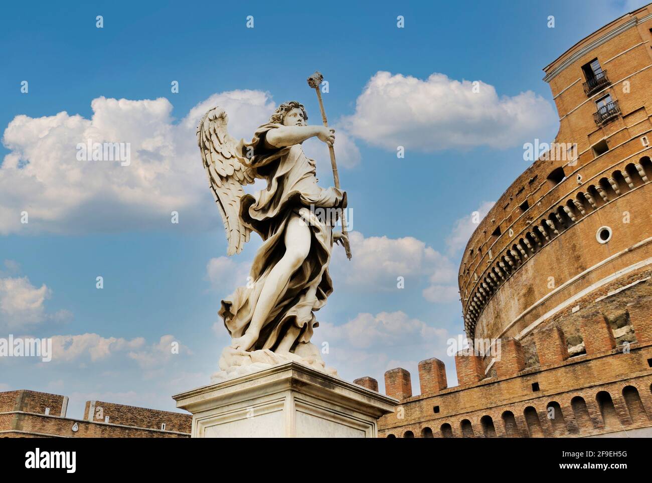 El noveno ángel de mármol en el Puente de los Ángeles sostiene Un palo con una esponja en el extremo por Antonio Giorgetti con el Castillo de San Angelo en Roma Foto de stock