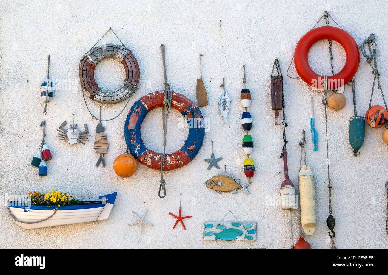 La pared de una casa en el Bajo Largo, Fife decorado con un tema de pesca. Foto de stock