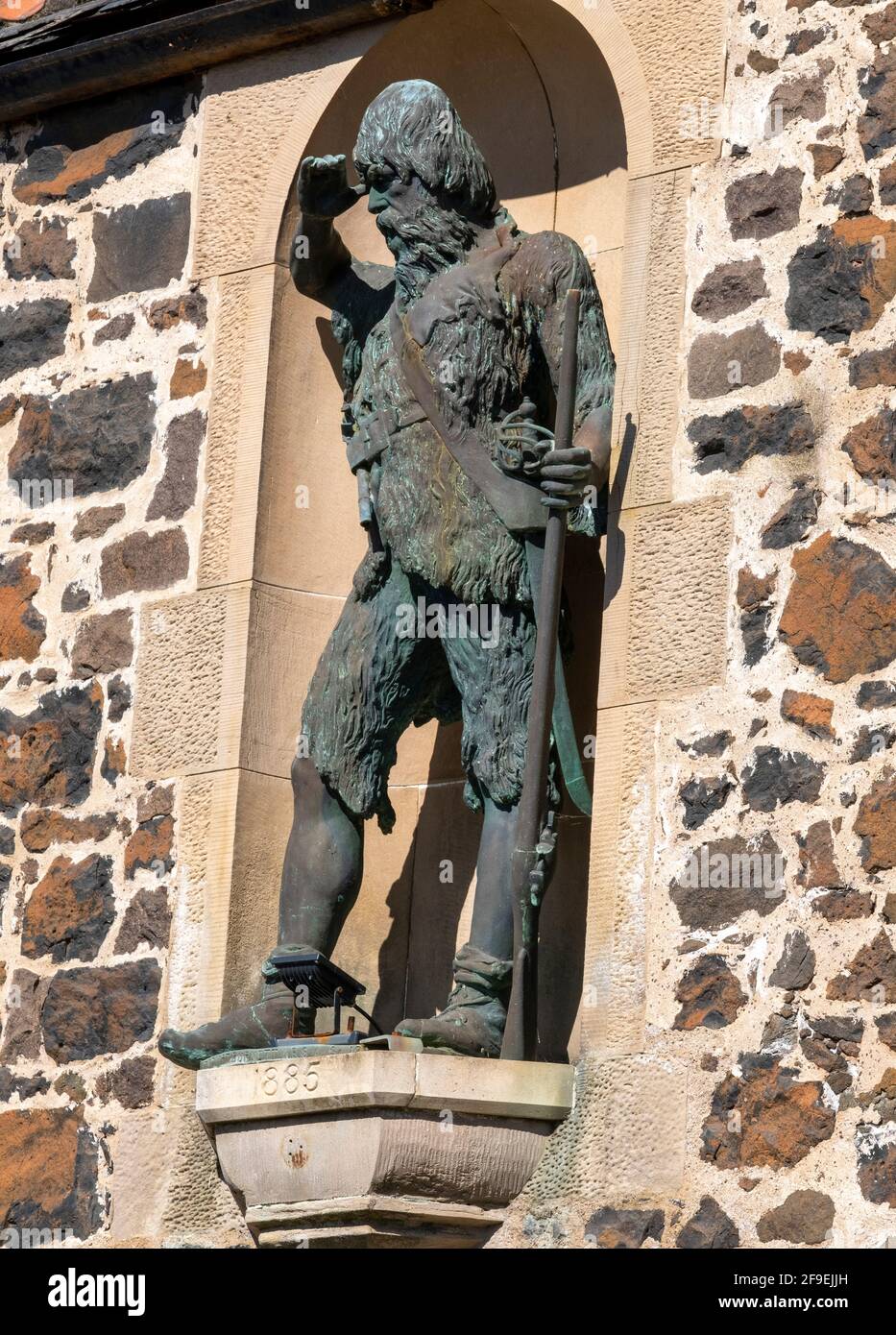La estatua de Robinson Crusoe en el Bajo Largo, Fife. El Bajo Largo es famoso por sus vínculos con Alexander Selkirk, quien nació en el pueblo en 1676. Foto de stock