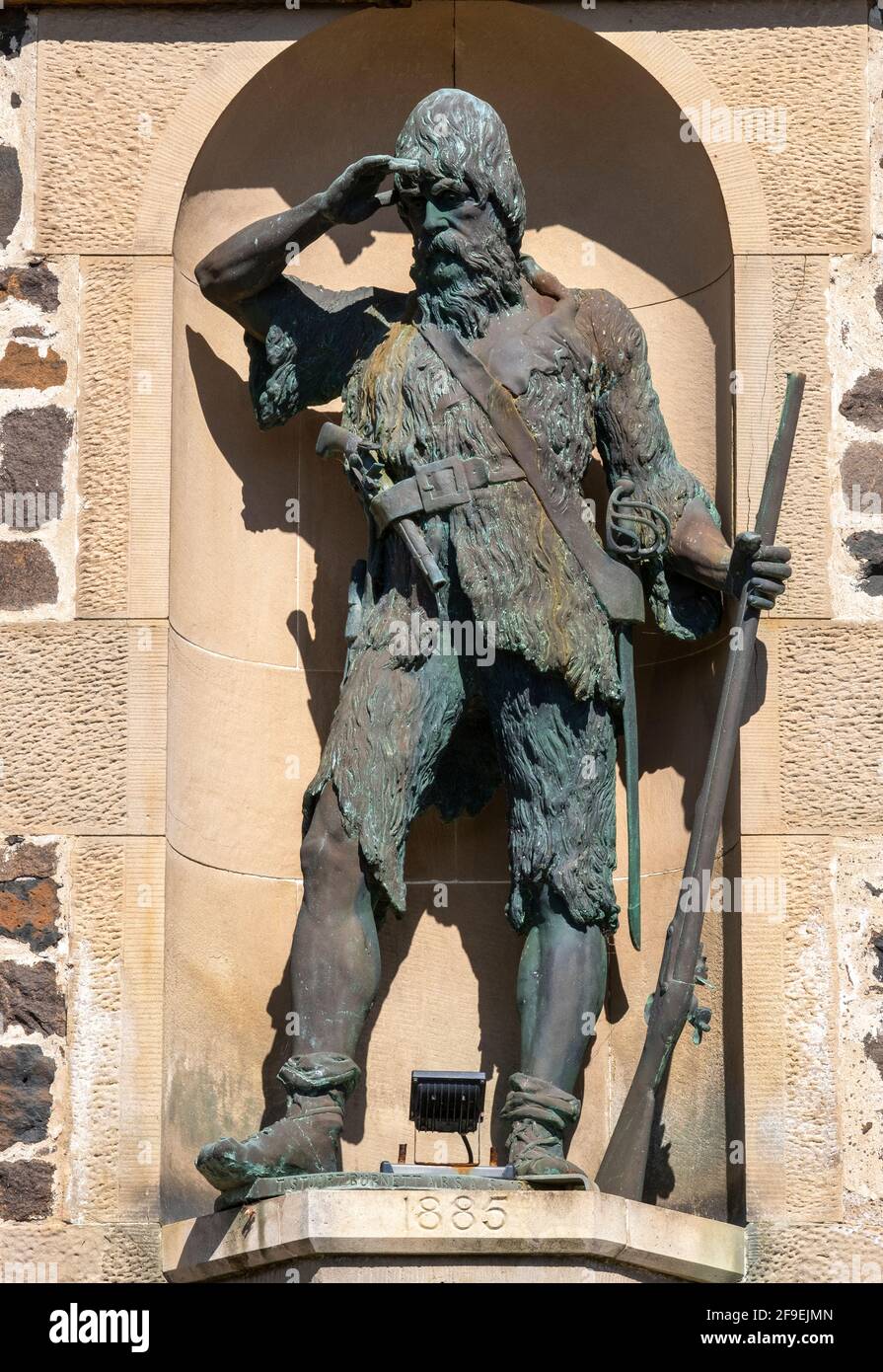 La estatua de Robinson Crusoe en el Bajo Largo, Fife. El Bajo Largo es famoso por sus vínculos con Alexander Selkirk, quien nació en el pueblo en 1676. Foto de stock